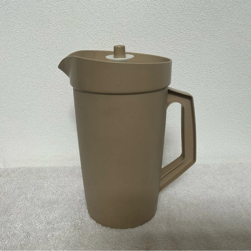 Tupperware Pitcher 2 Quart Push Button Lid Koolaid Tan Kids Kitchen Drink